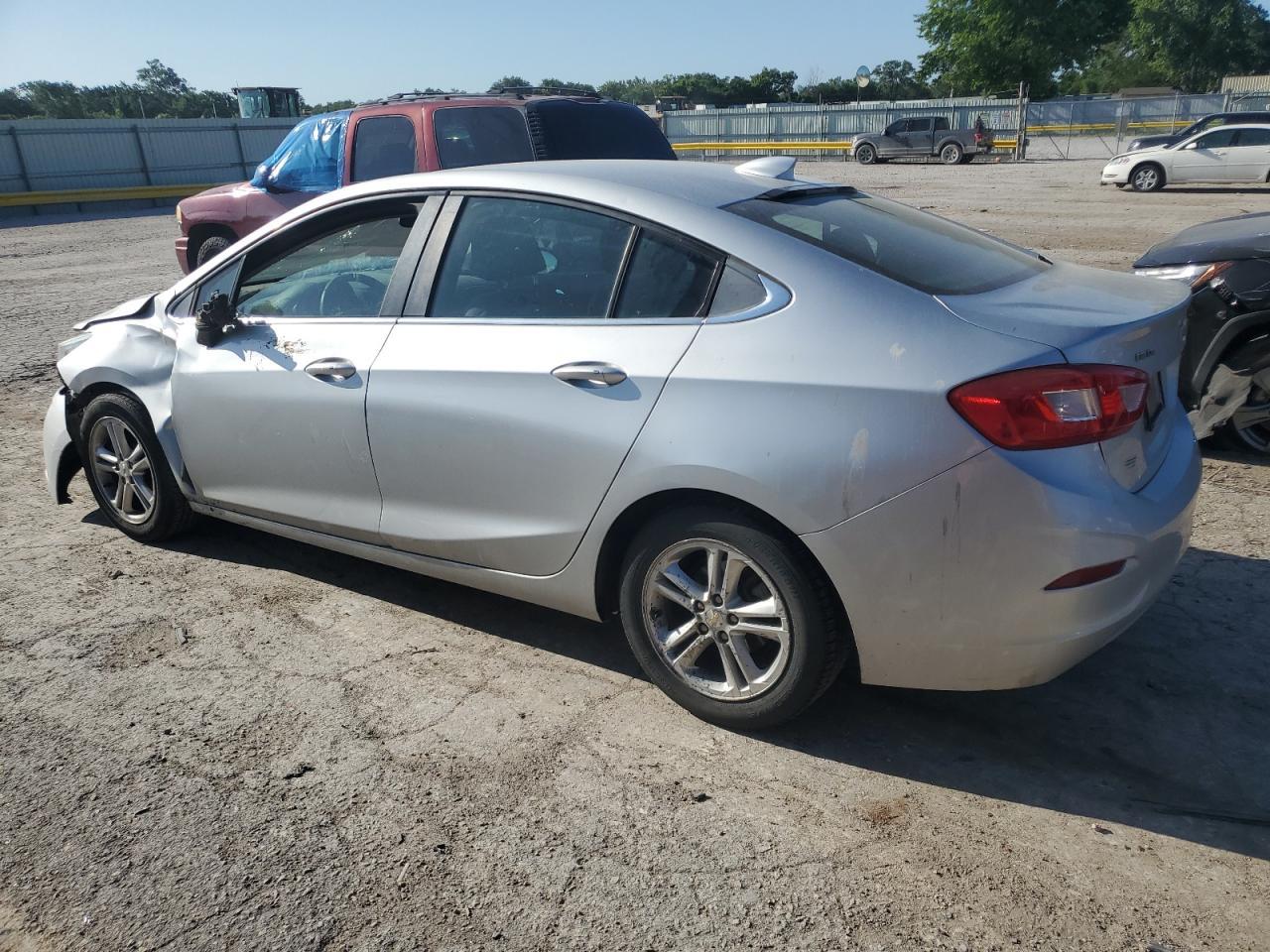 2017 Chevrolet Cruze Lt - Фото 2
