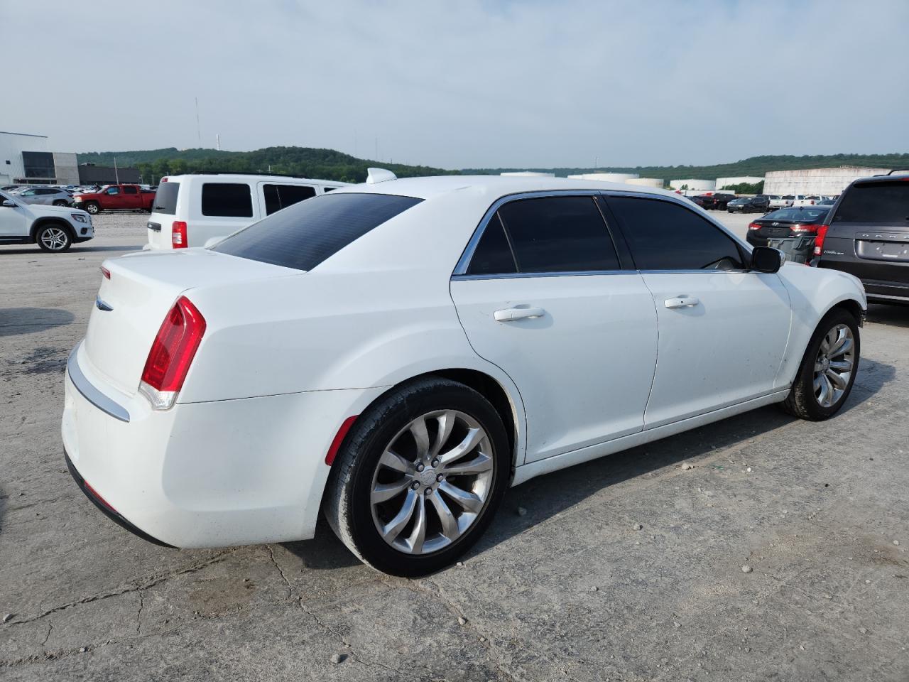 2019 Chrysler 300 Touring - Фото 3