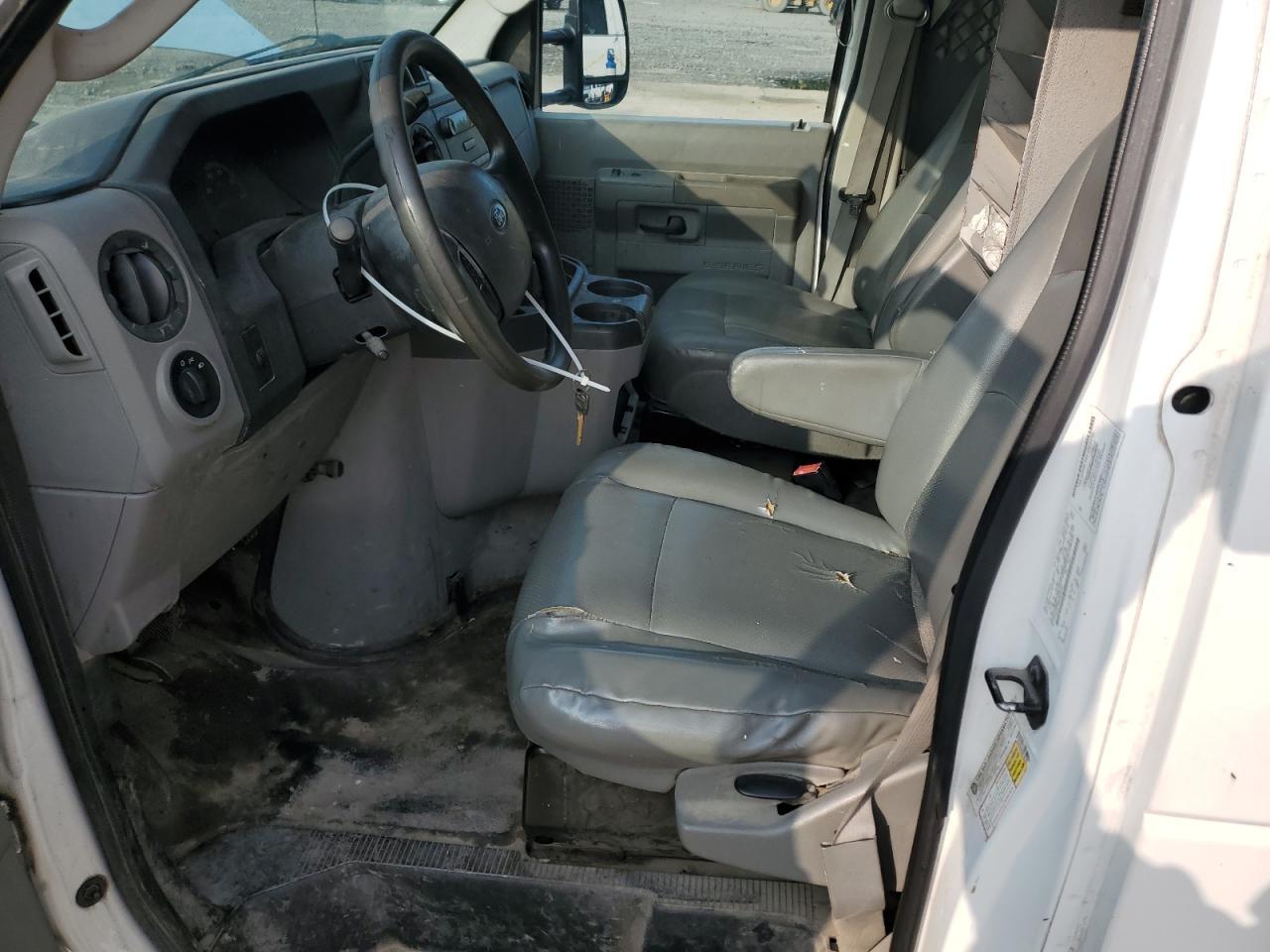 2011 Ford Econoline E250 Van - Фото 7