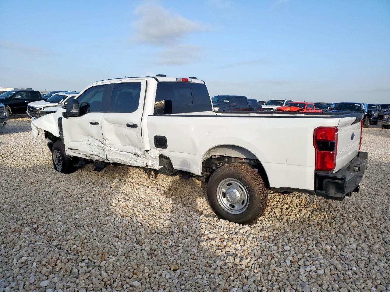2025 Ford F250 Super Duty - Фото 2