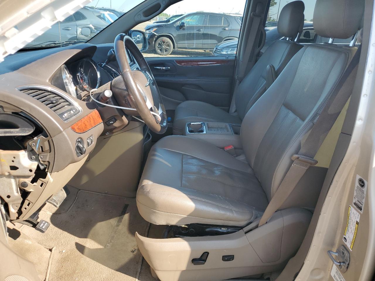 2012 Chrysler Town & Country Touring L - Фото 7