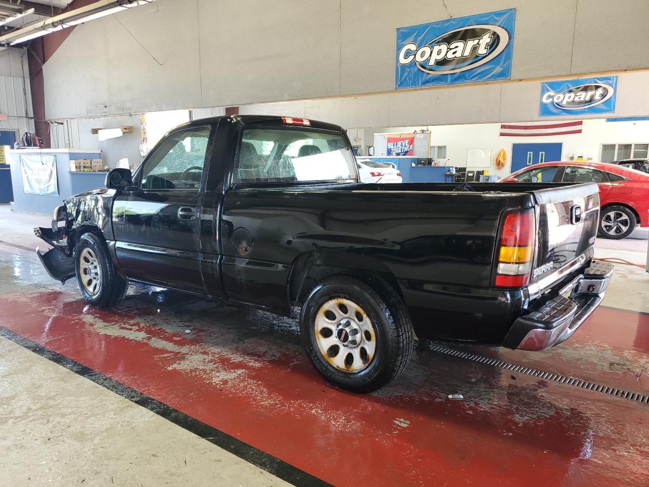 2005 GMC New Sierra C1500 - Image 2
