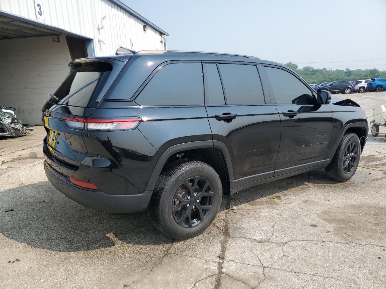 2025 Jeep Grand Cherokee Laredo - Image 3