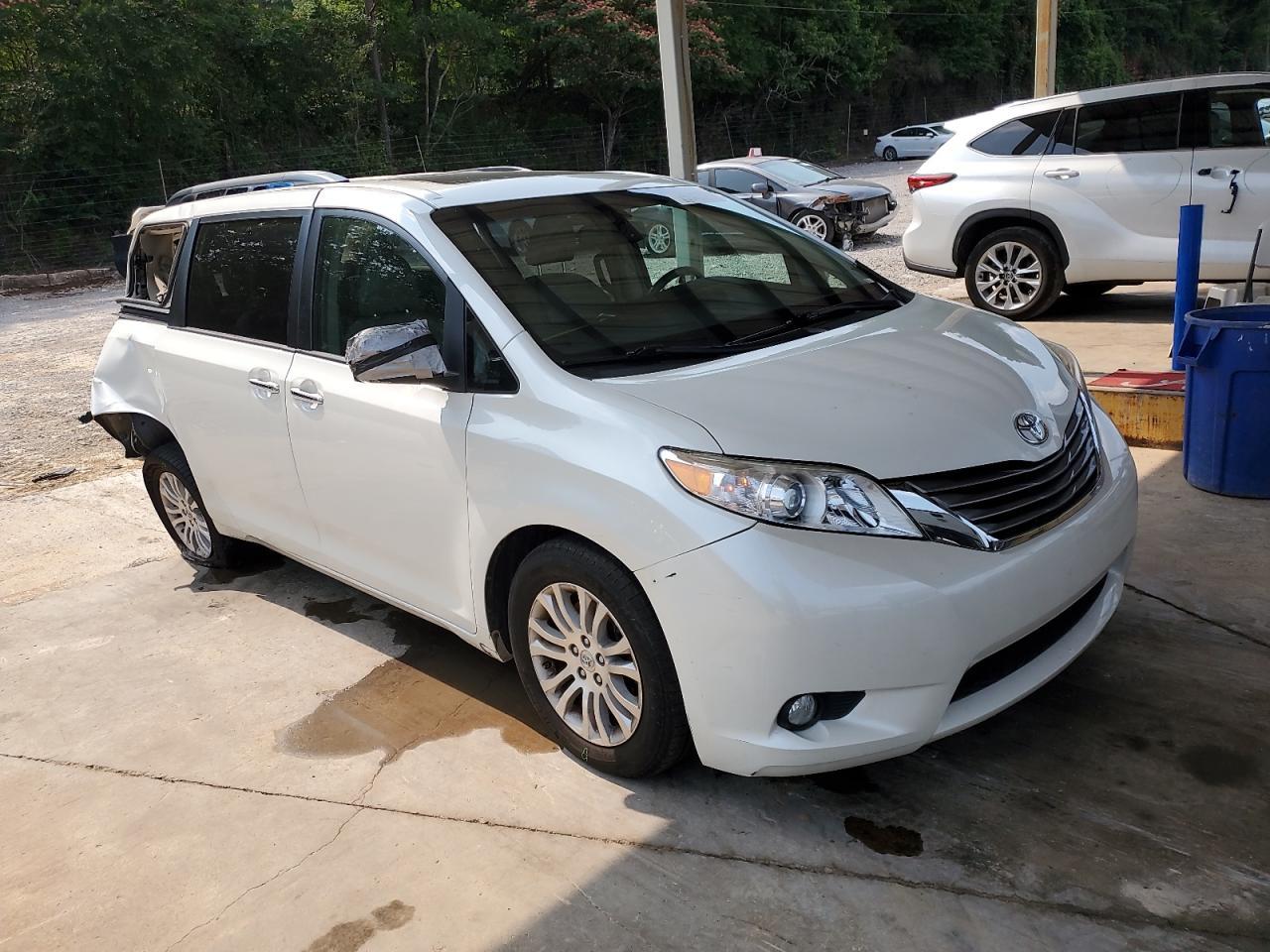 2017 Toyota Sienna Xle - Image 4