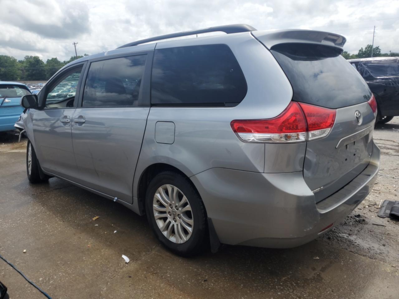2011 Toyota Sienna Xle - Фото 2