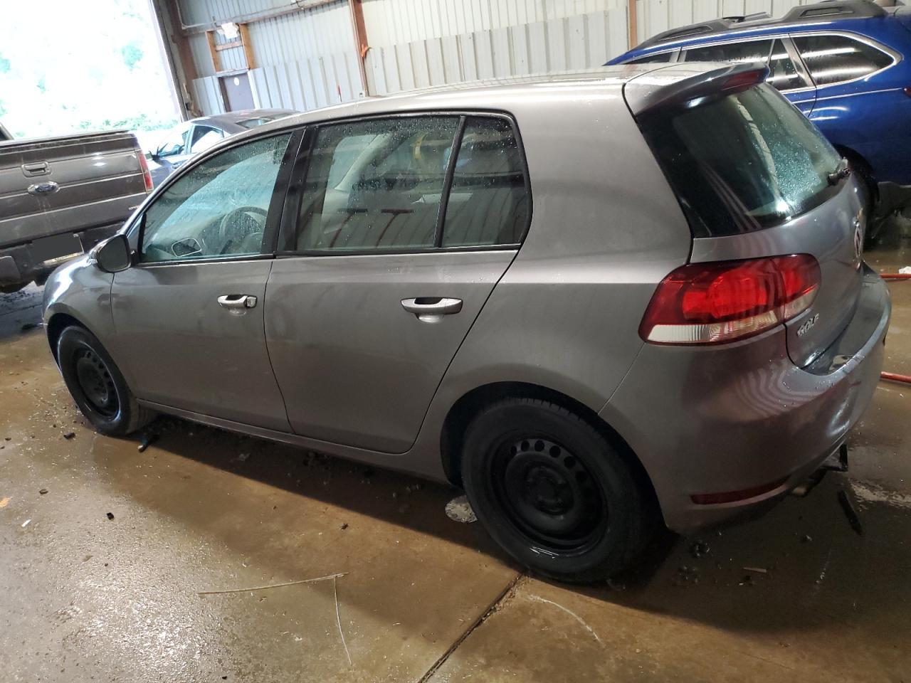 2010 Volkswagen Golf - Image 2