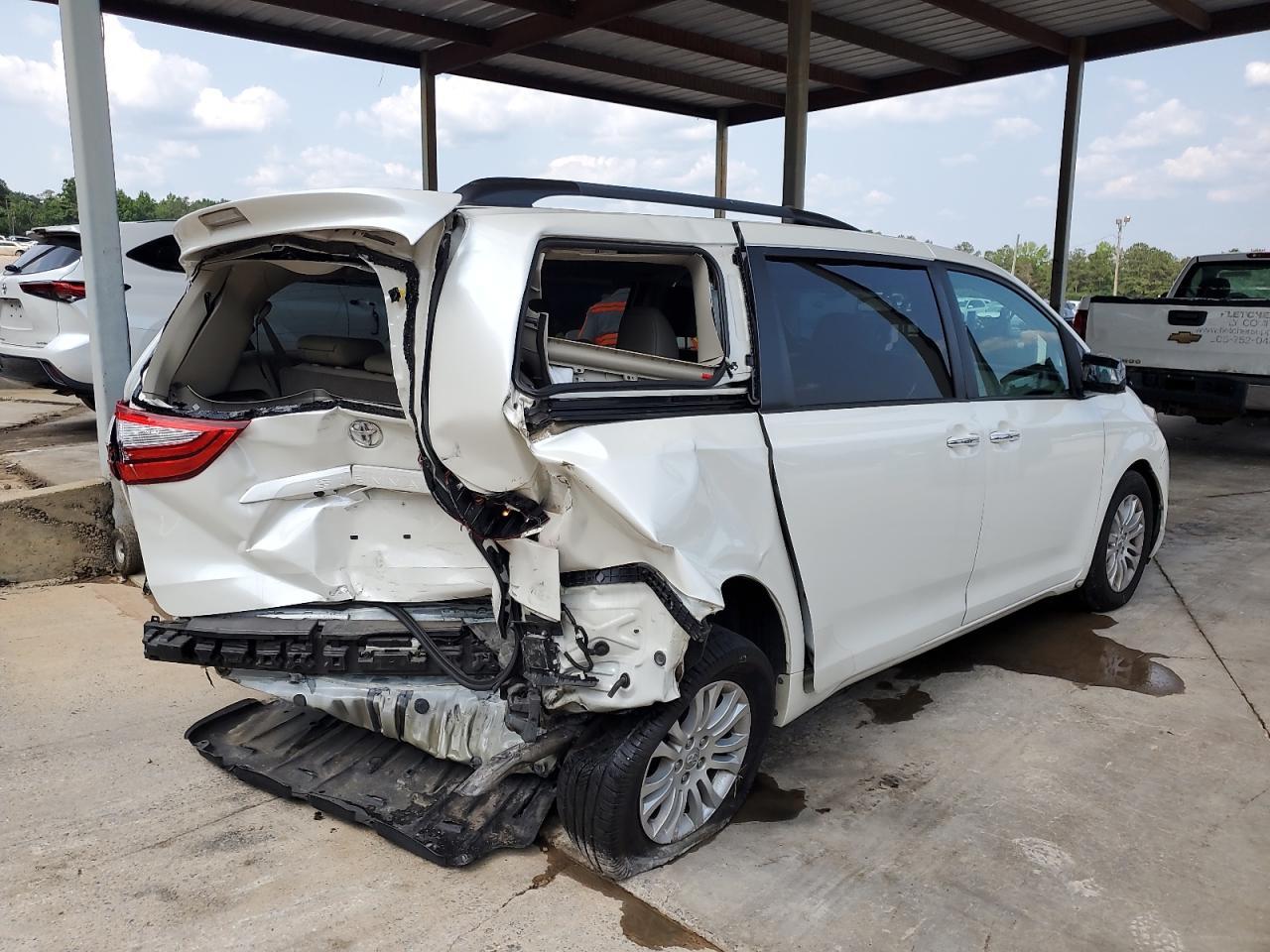 2017 Toyota Sienna Xle - Image 3