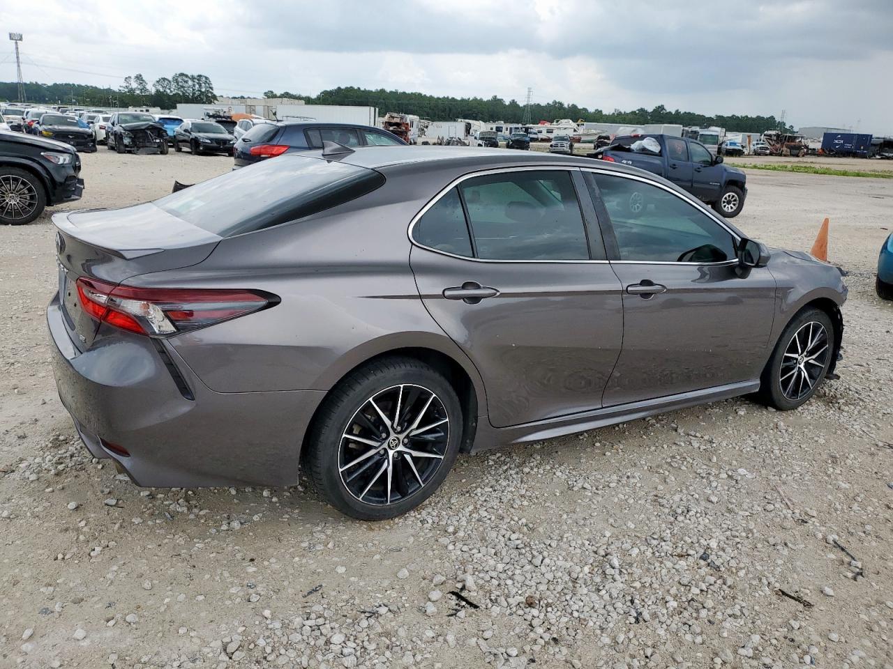 2021 Toyota Camry Se - Фото 3