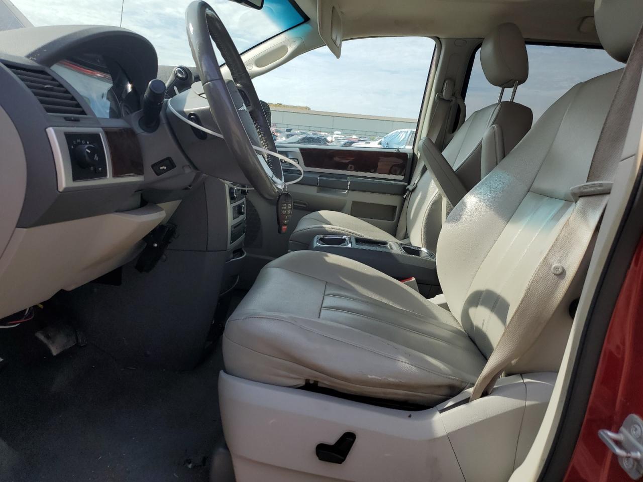 2010 Chrysler Town & Country Touring - Image 7