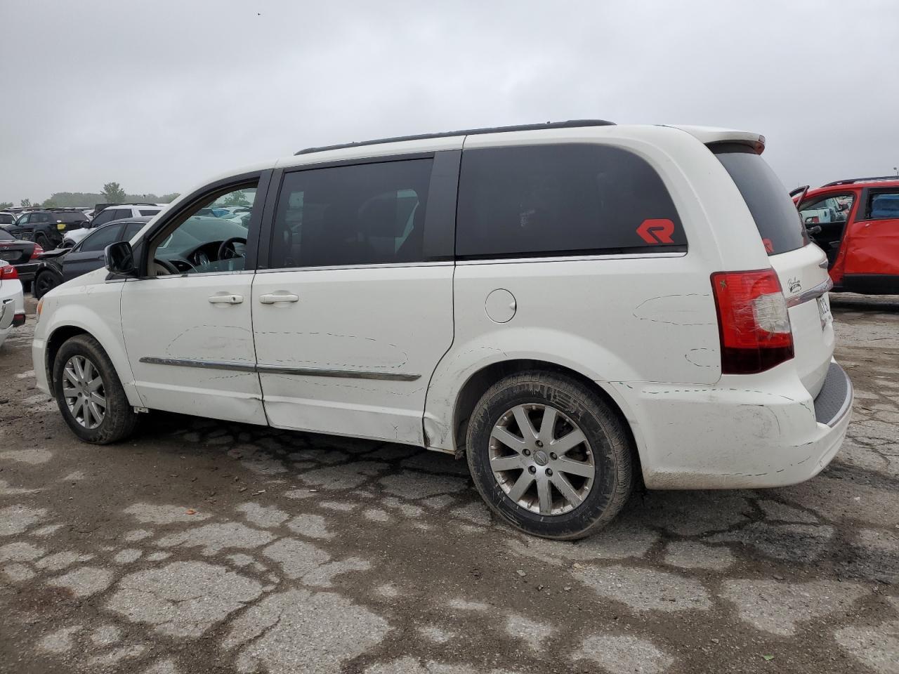 2011 Chrysler Town & Country Touring L - Фото 2