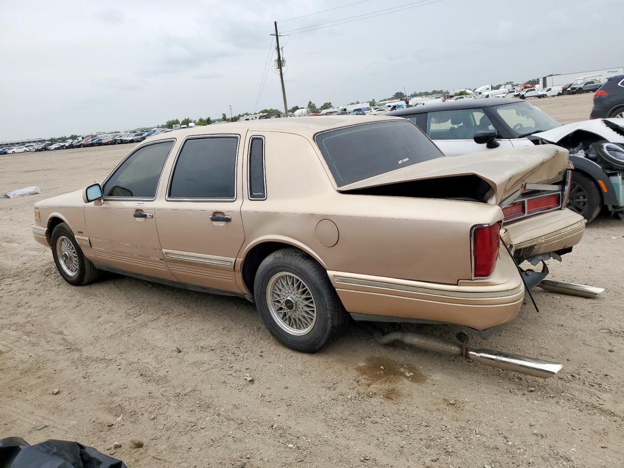 1996 Lincoln Town Car Signature - Image 2