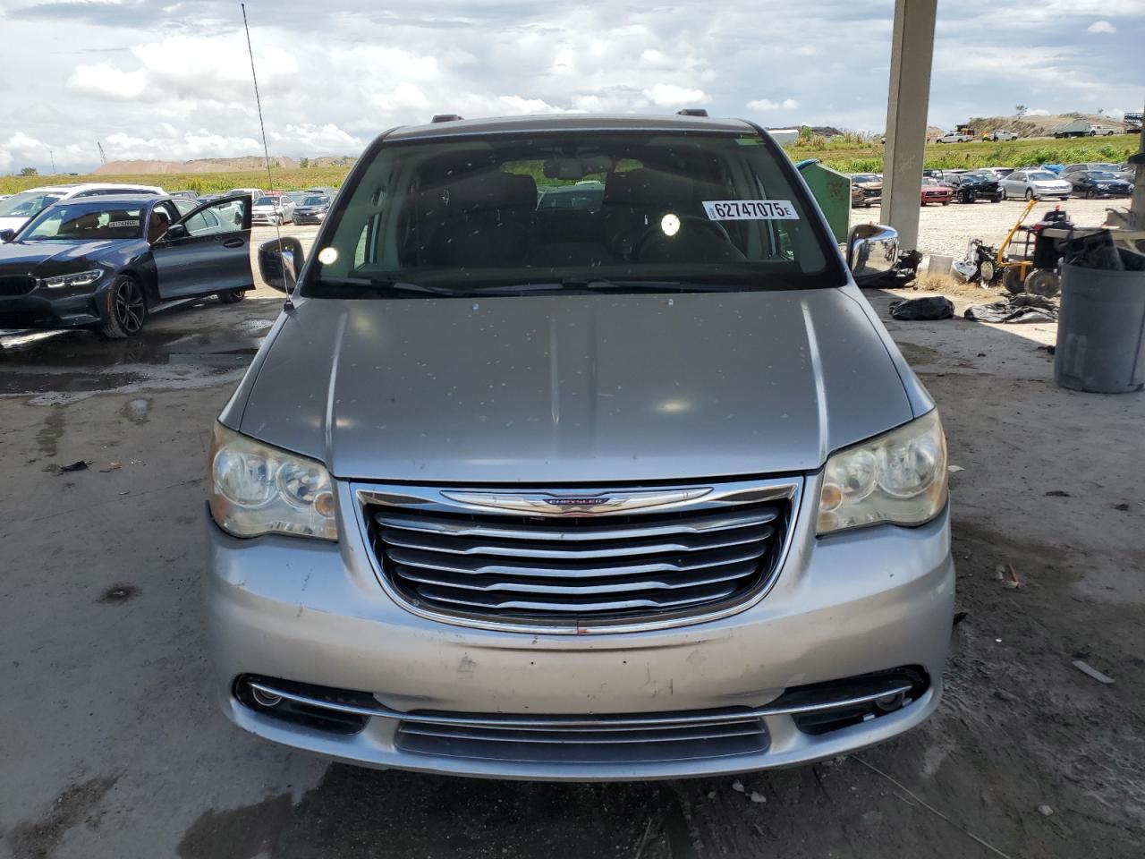 2011 Chrysler Town & Country Touring L - Фото 5