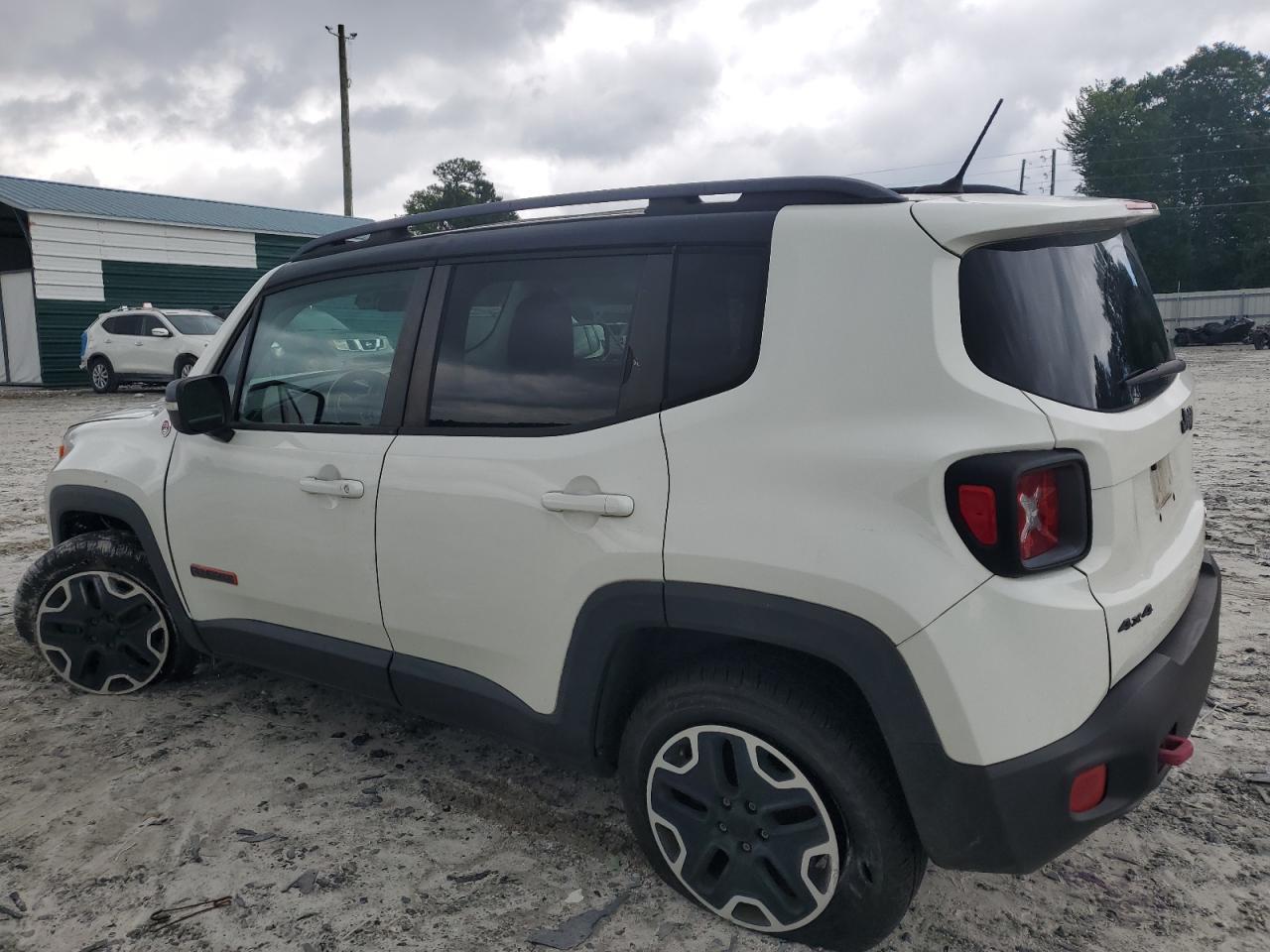2015 Jeep Renegade Trailhawk - Image 2
