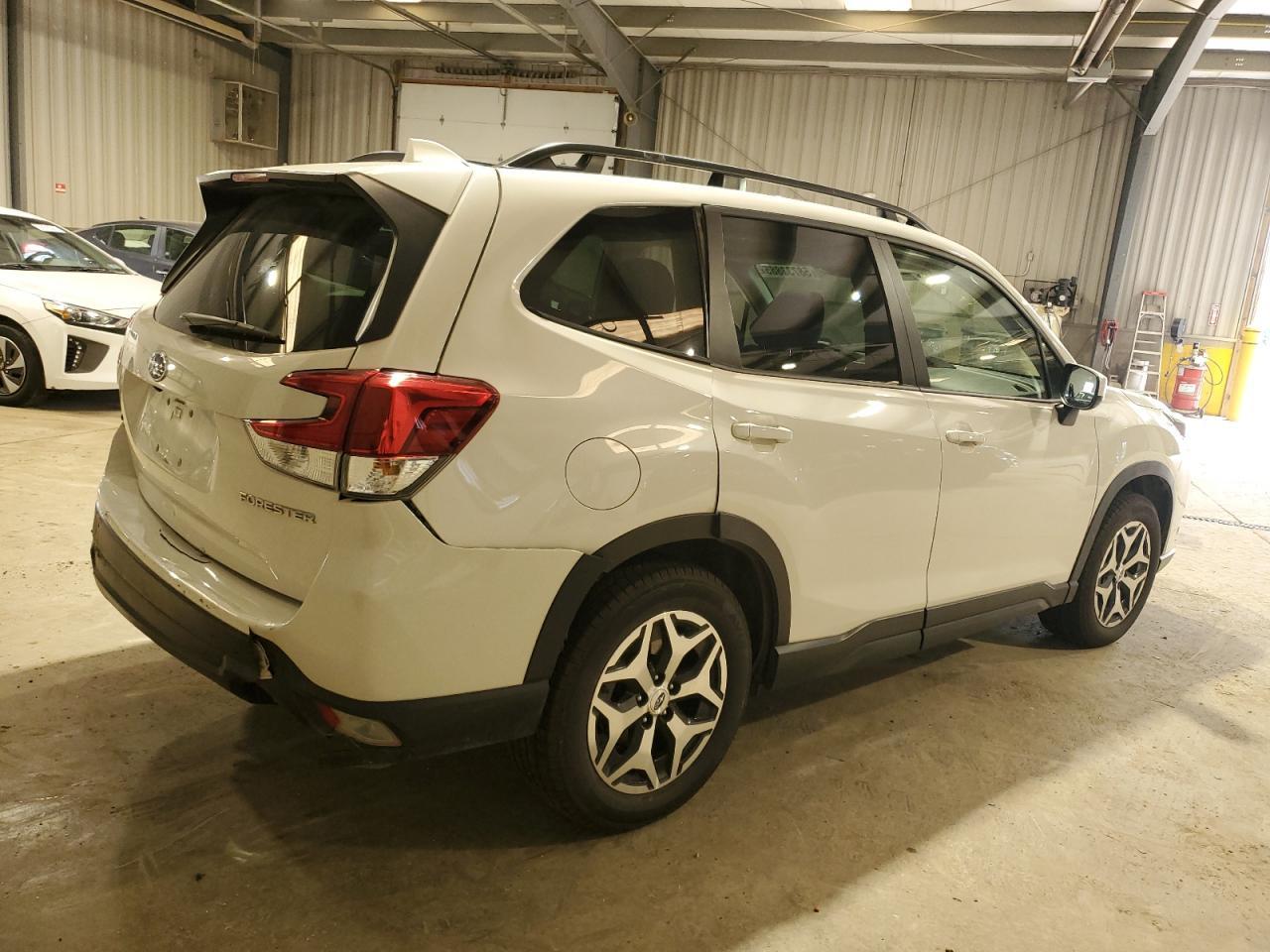 2022 Subaru Forester Premium - Image 3