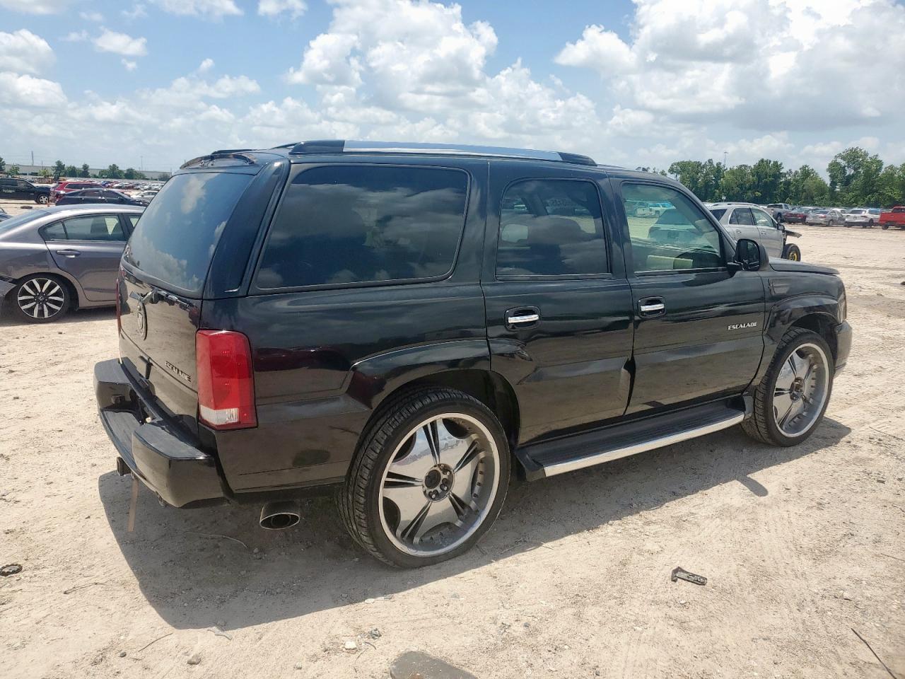 2004 Cadillac Escalade Luxury - Image 3