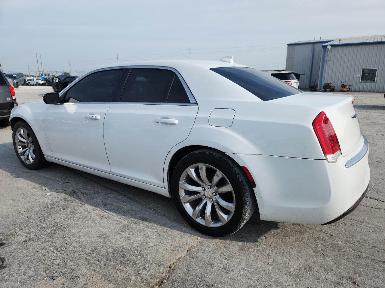 2019 Chrysler 300 Touring - Фото 2