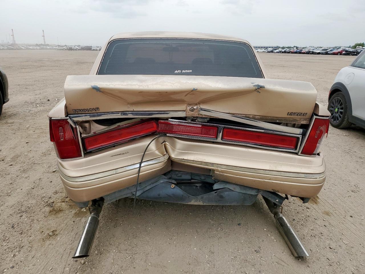 1996 Lincoln Town Car Signature - Image 6