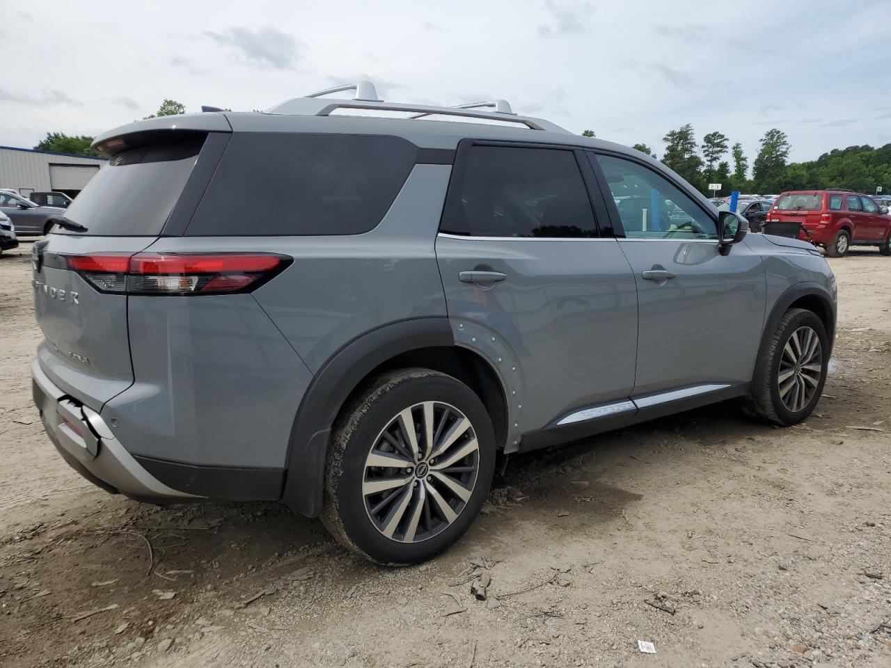 2022 Nissan Pathfinder Platinum - Фото 3