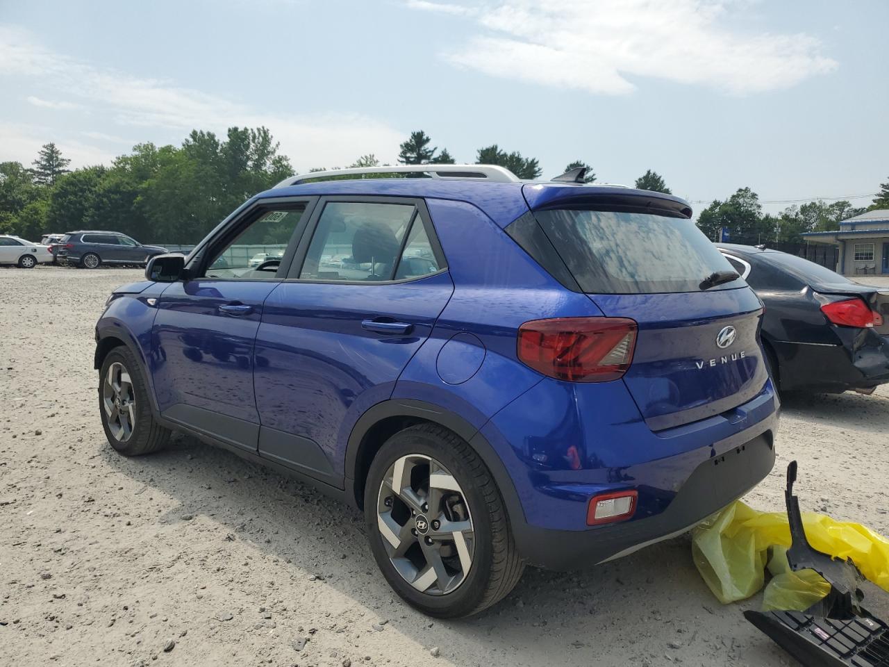 2022 Hyundai Venue Sel - Image 2