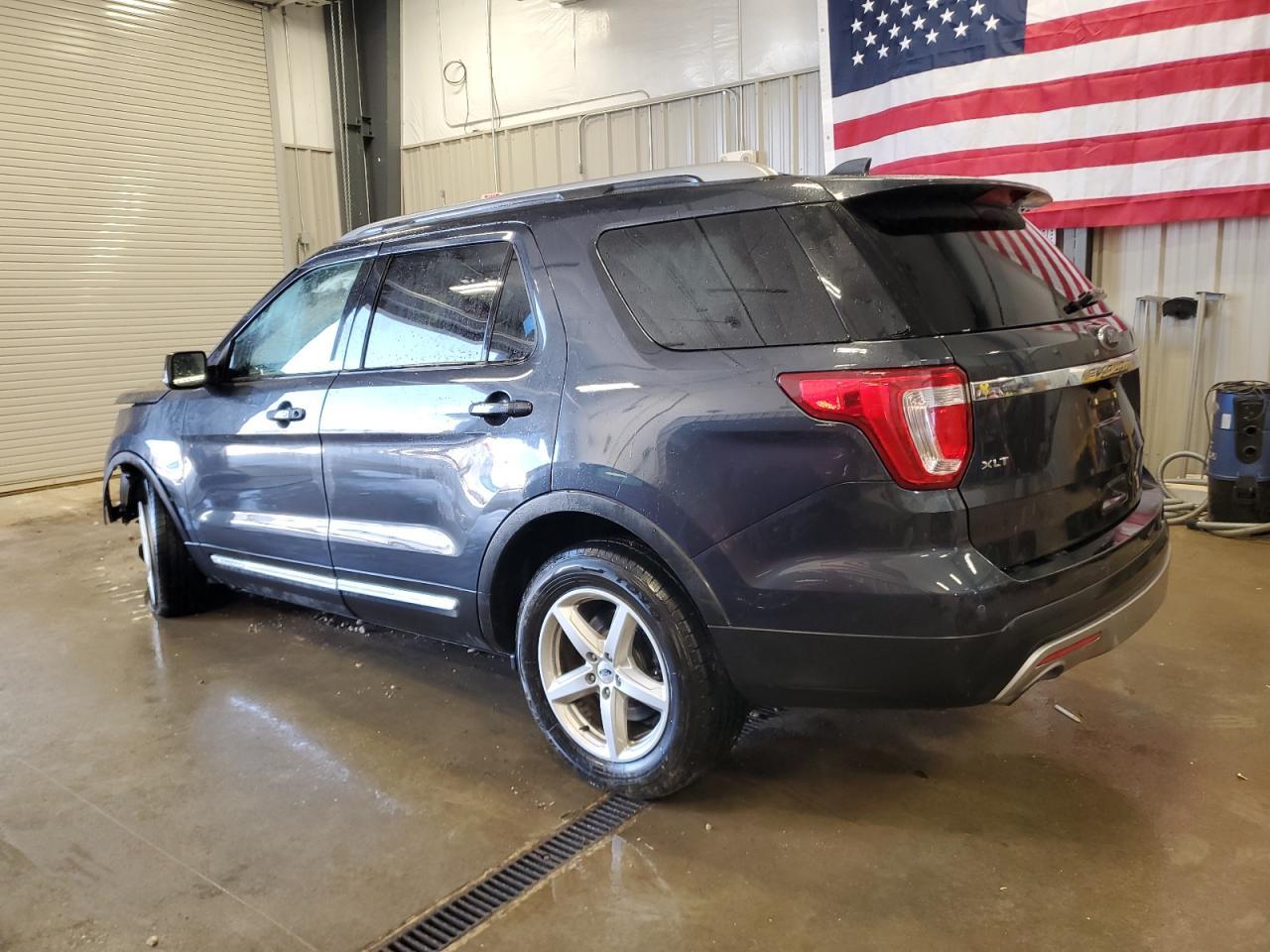 2017 Ford Explorer Xlt - Фото 2