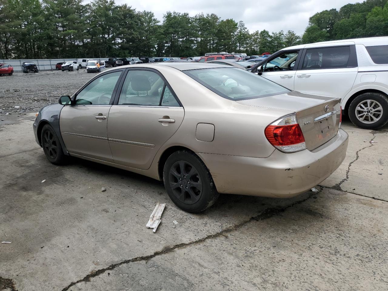 2005 Toyota Camry Le - Image 2