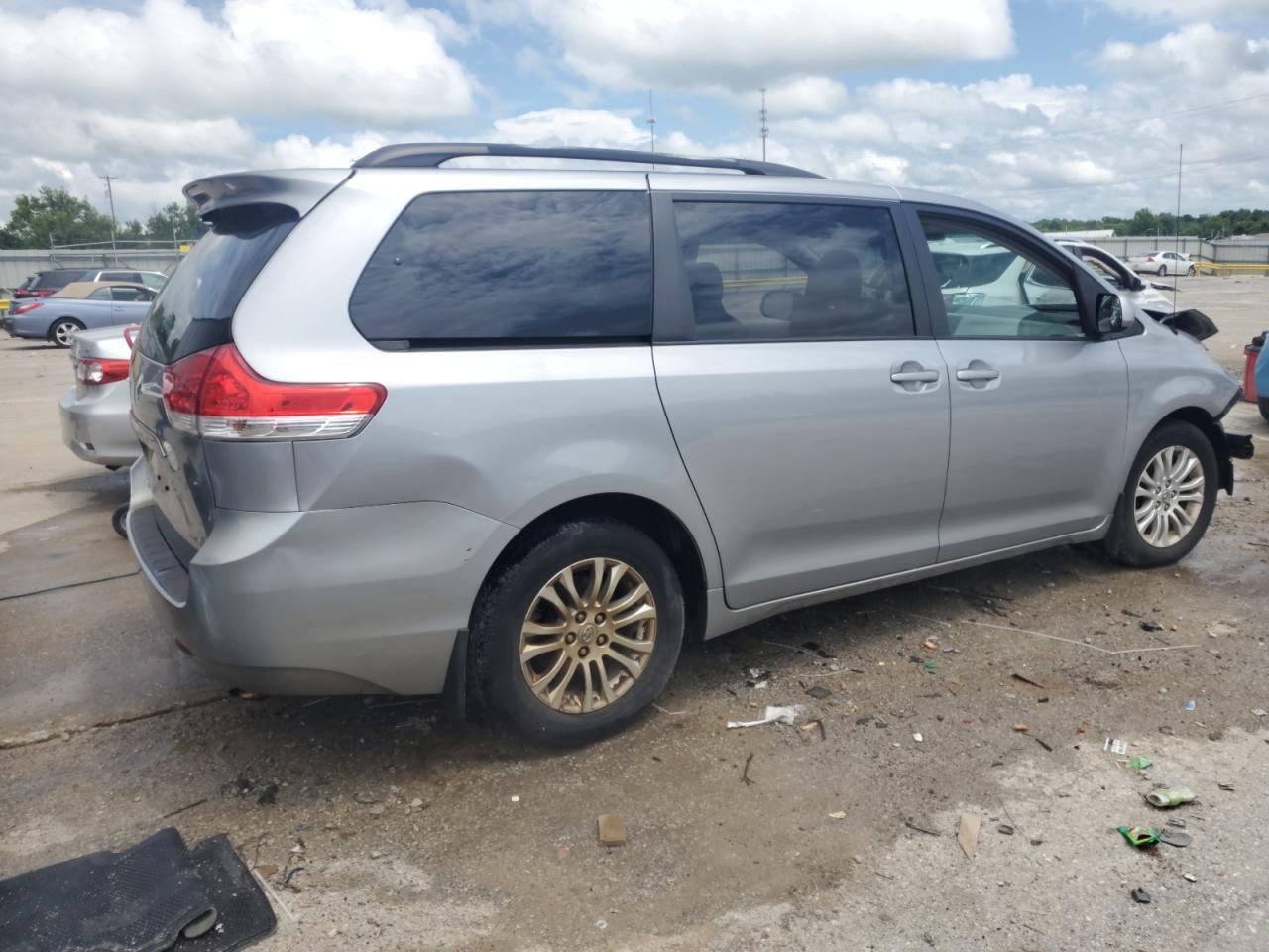 2011 Toyota Sienna Xle - Фото 3