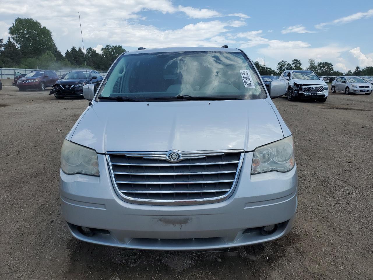 2010 Chrysler Town & Country Touring - Фото 5