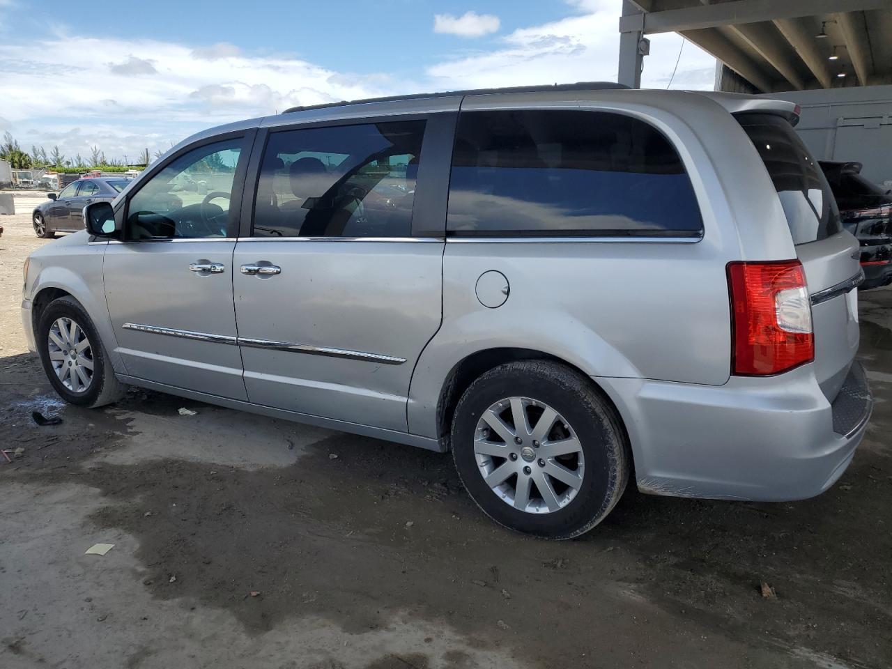 2011 Chrysler Town & Country Touring L - Фото 2
