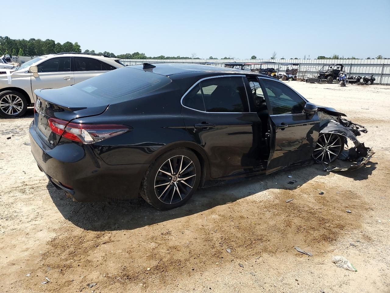 2021 Toyota Camry Se - Фото 3