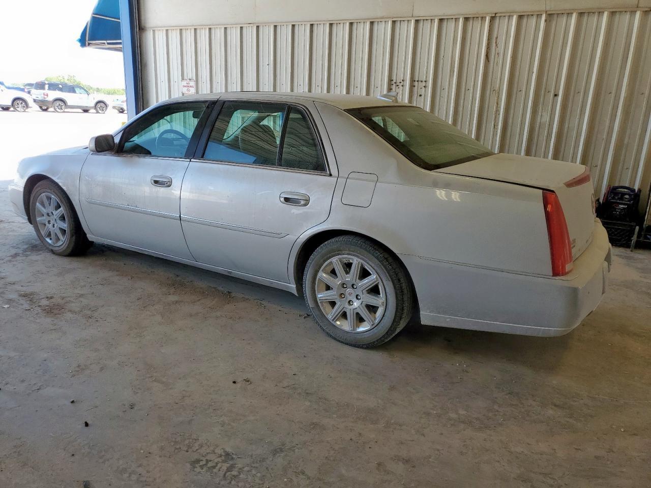 2011 Cadillac Dts Premium Collection - Image 2