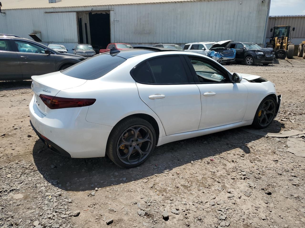 2017 Alfa Romeo Giulia Ti Q4 - Фото 3