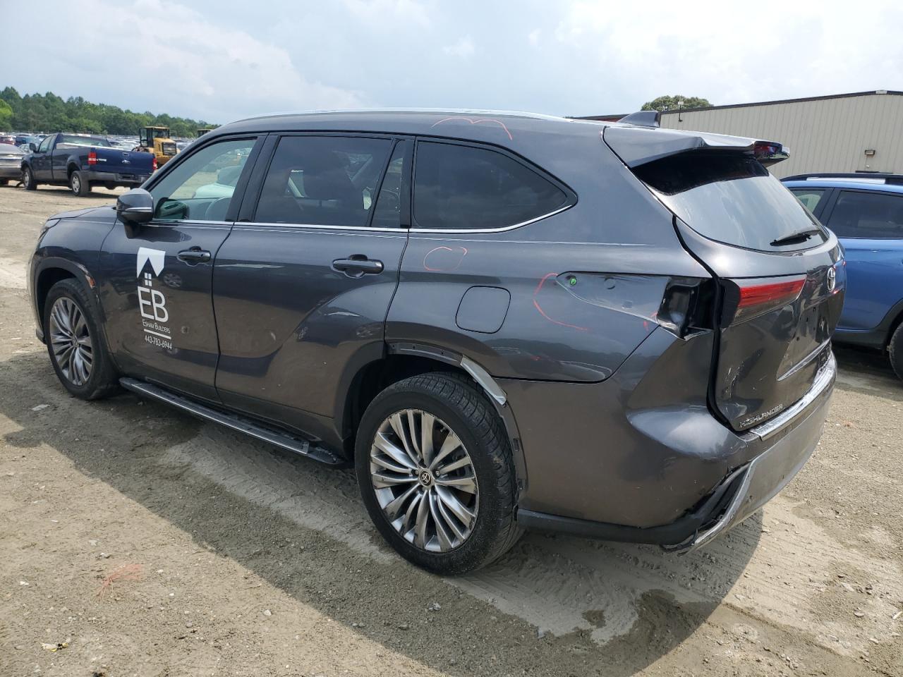 2021 Toyota Highlander Platinum - Image 2