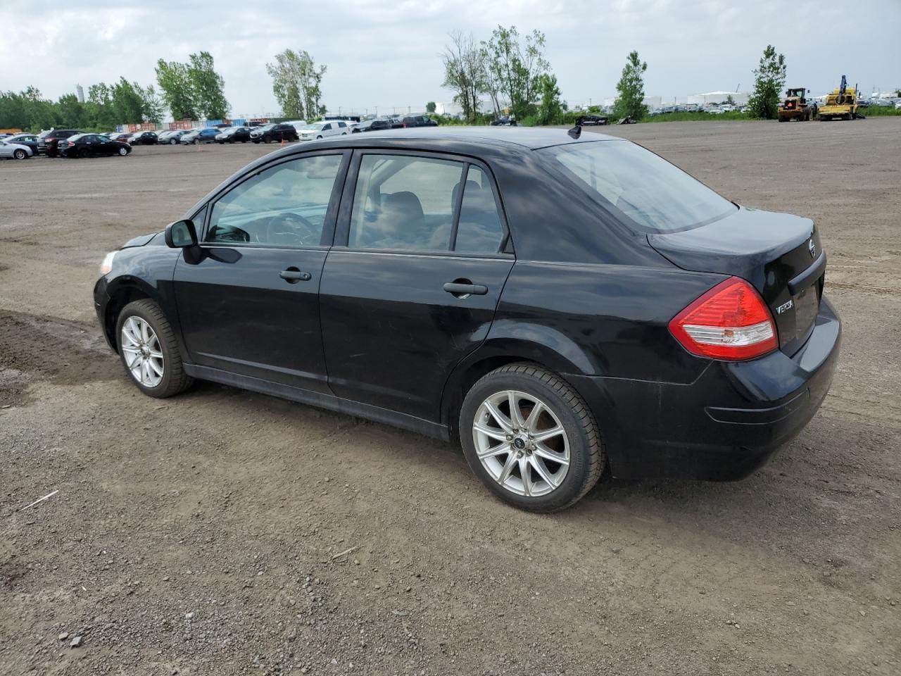 2011 Nissan Versa S - Фото 2