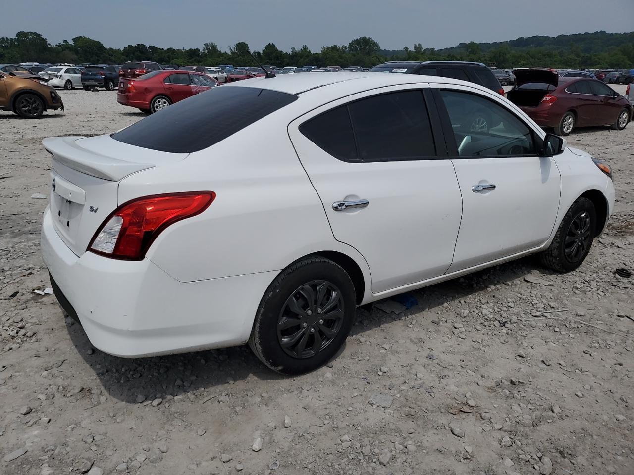 2018 Nissan Versa S - Фото 3