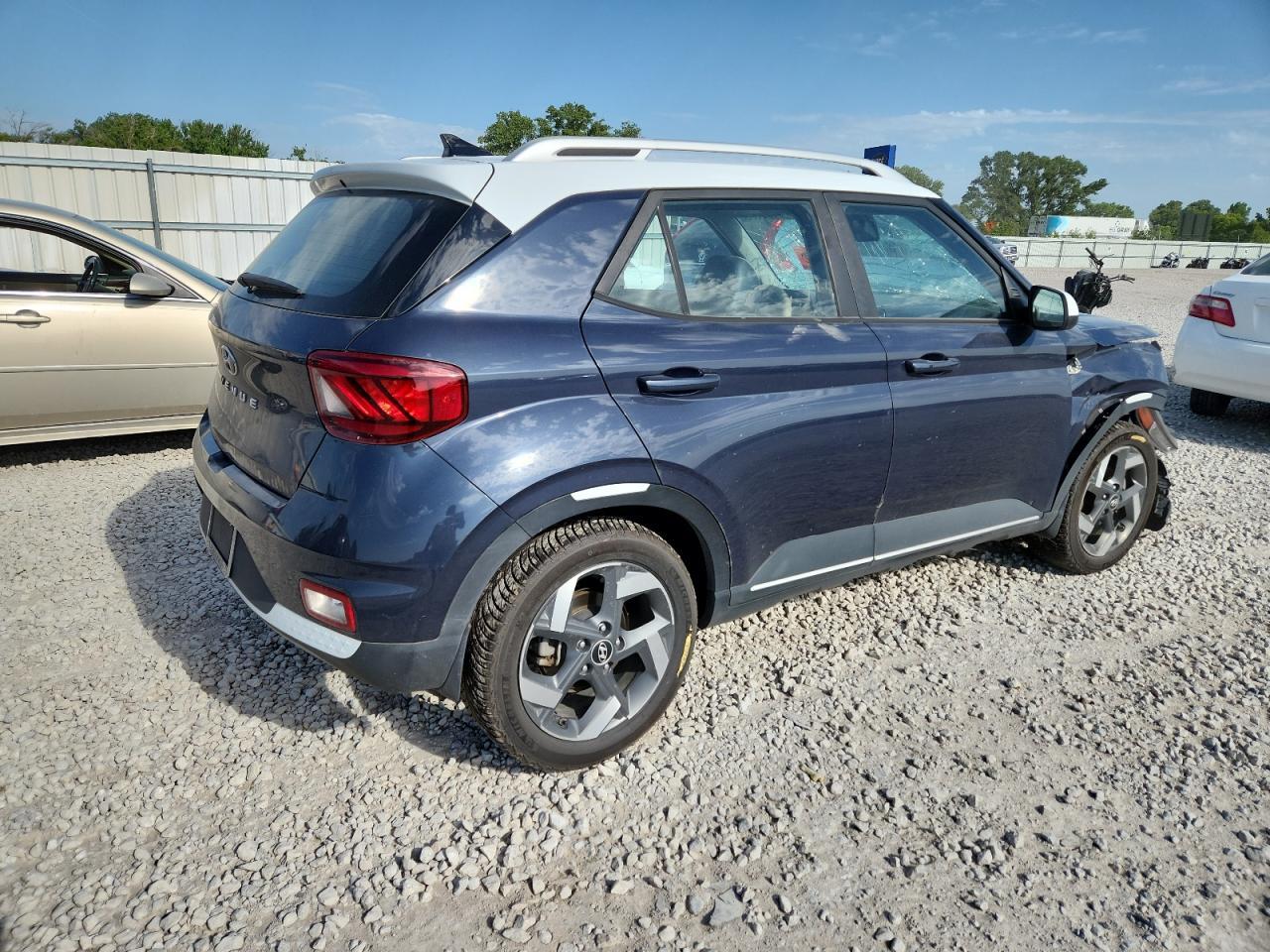 2020 Hyundai Venue Sel - Image 3