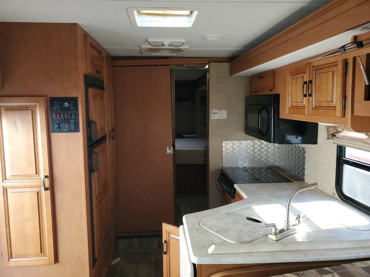 2014 Ford Econoline E450 Super Duty Cutaway Van - Фото 5