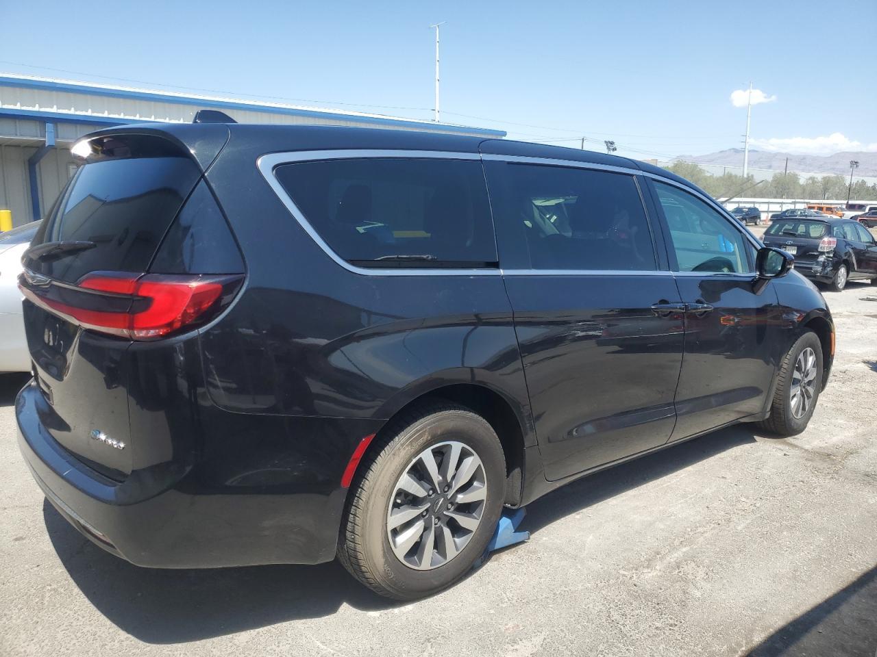 2022 Chrysler Pacifica Hybrid Touring L - Image 3