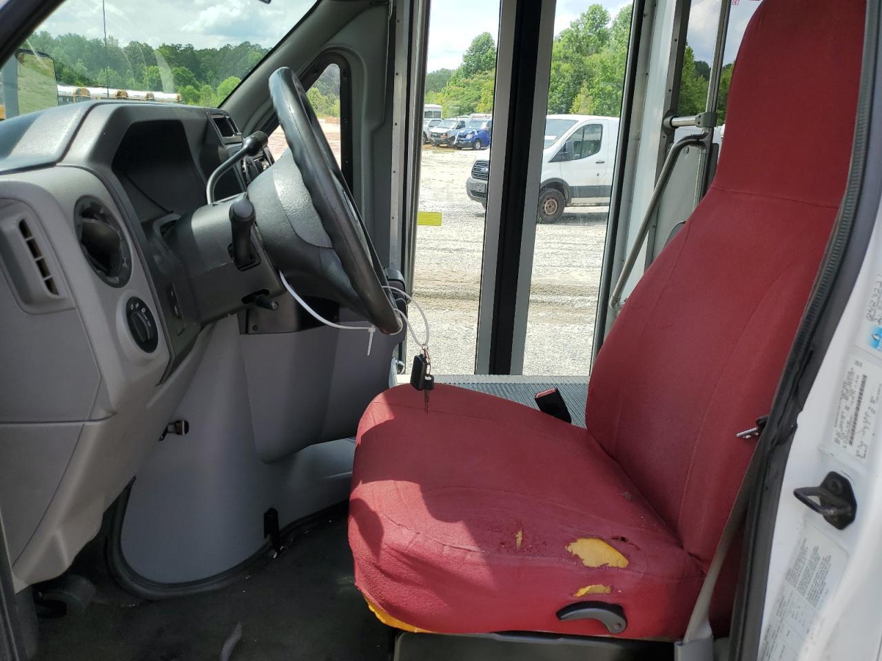2012 Ford Econoline E350 Super Duty Cutaway Van - Фото 7