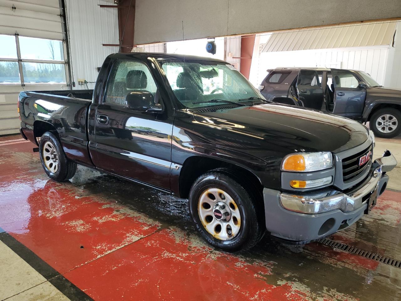 2005 GMC New Sierra C1500 - Image 4