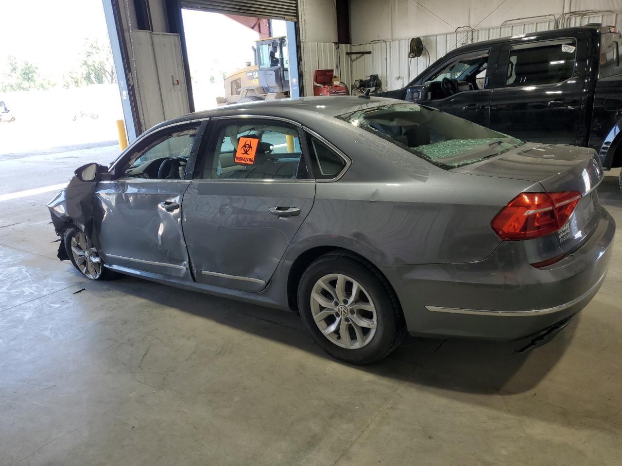 2016 Volkswagen Passat S - Фото 2