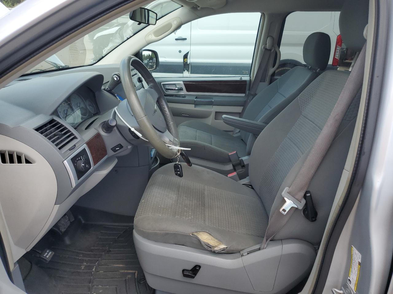 2010 Chrysler Town & Country Touring - Фото 7