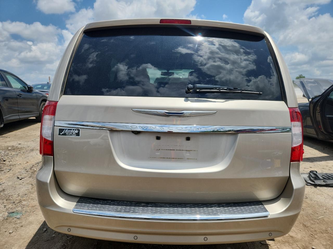 2013 Chrysler Town & Country Touring L - Фото 6