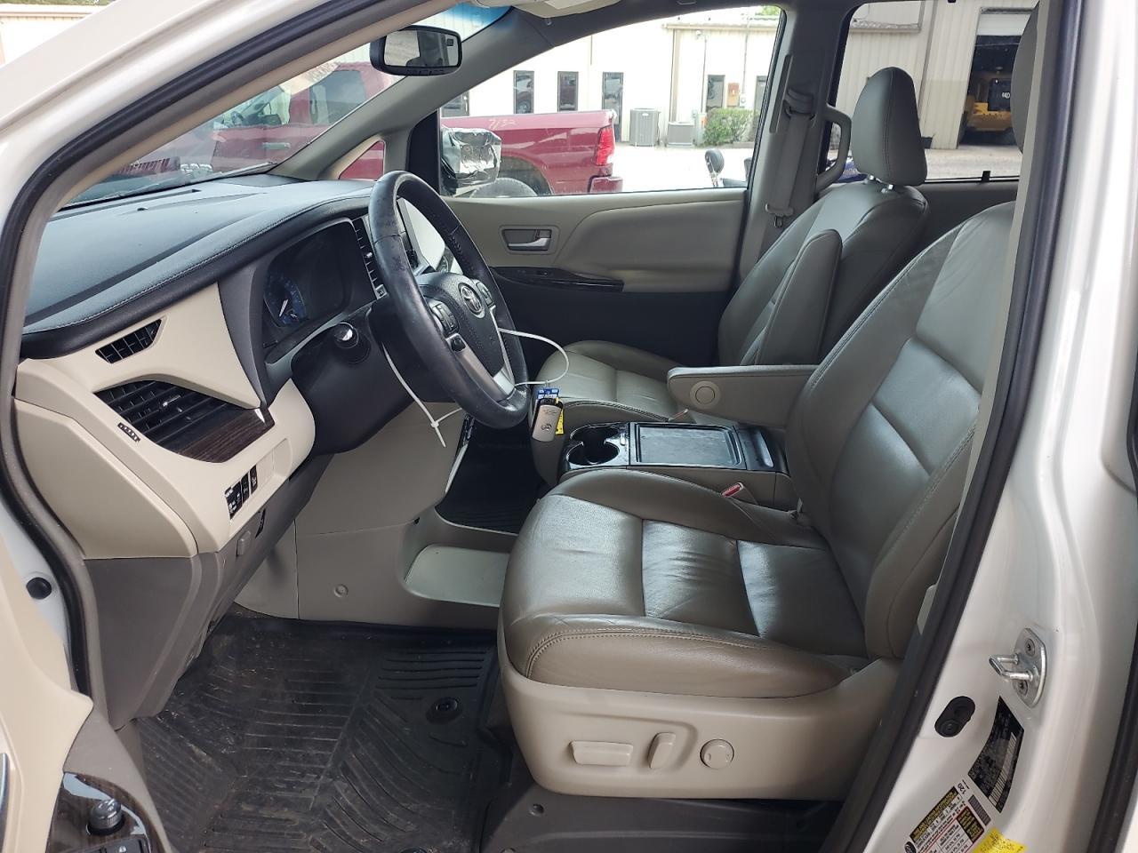 2017 Toyota Sienna Xle - Image 7