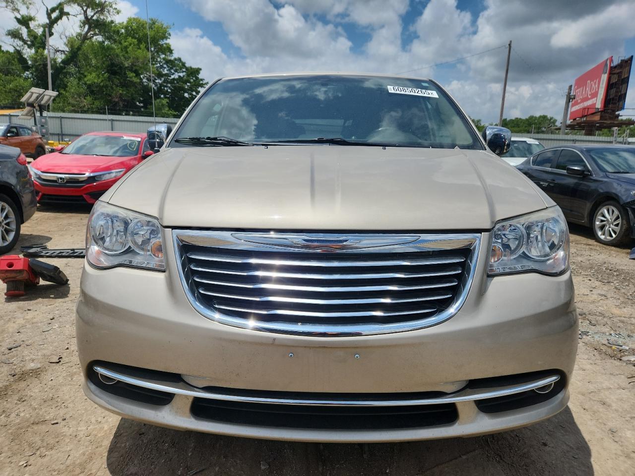 2013 Chrysler Town & Country Touring L - Фото 5