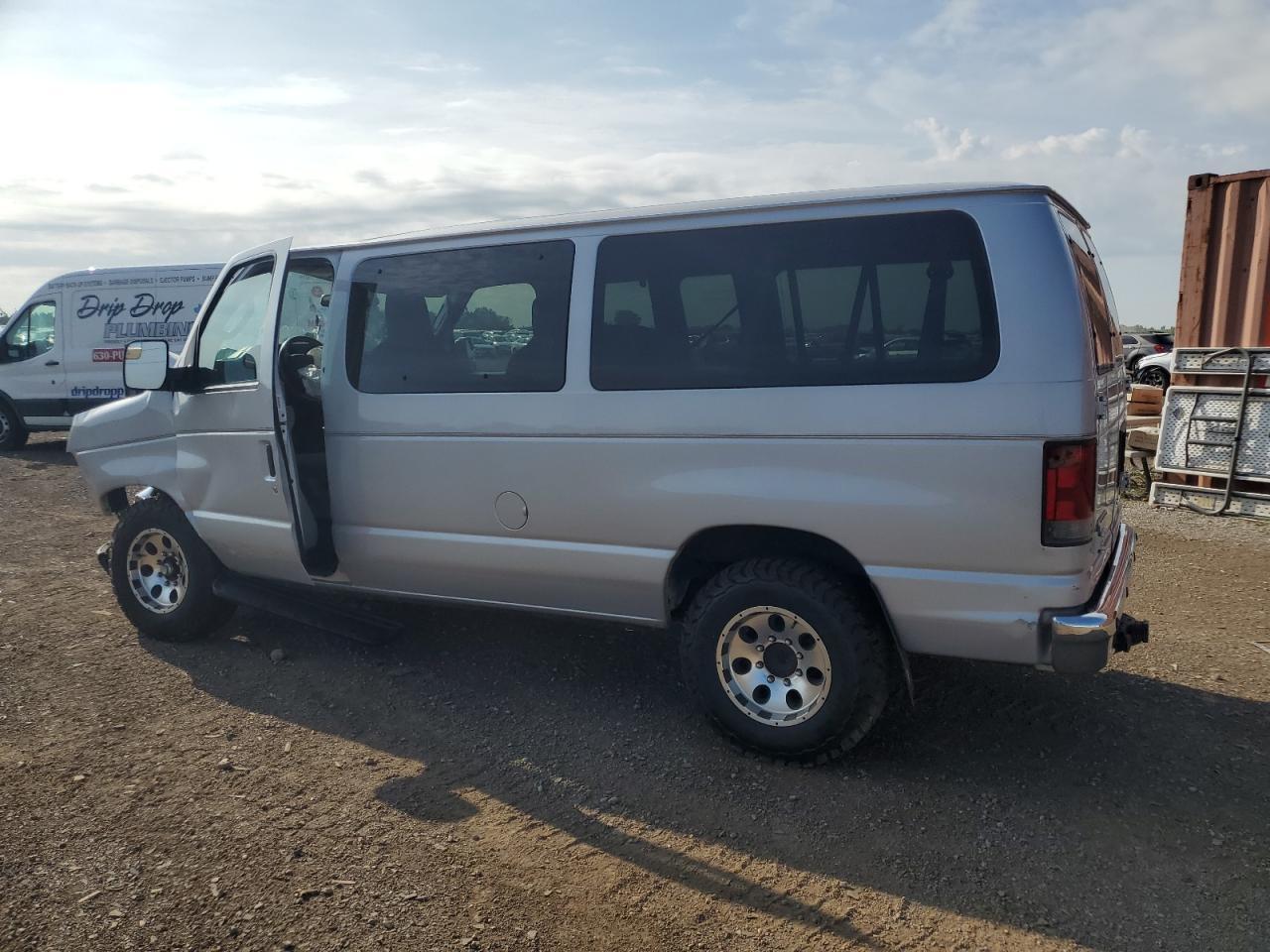 2013 Ford Econoline E350 Super Duty Wagon - Фото 2