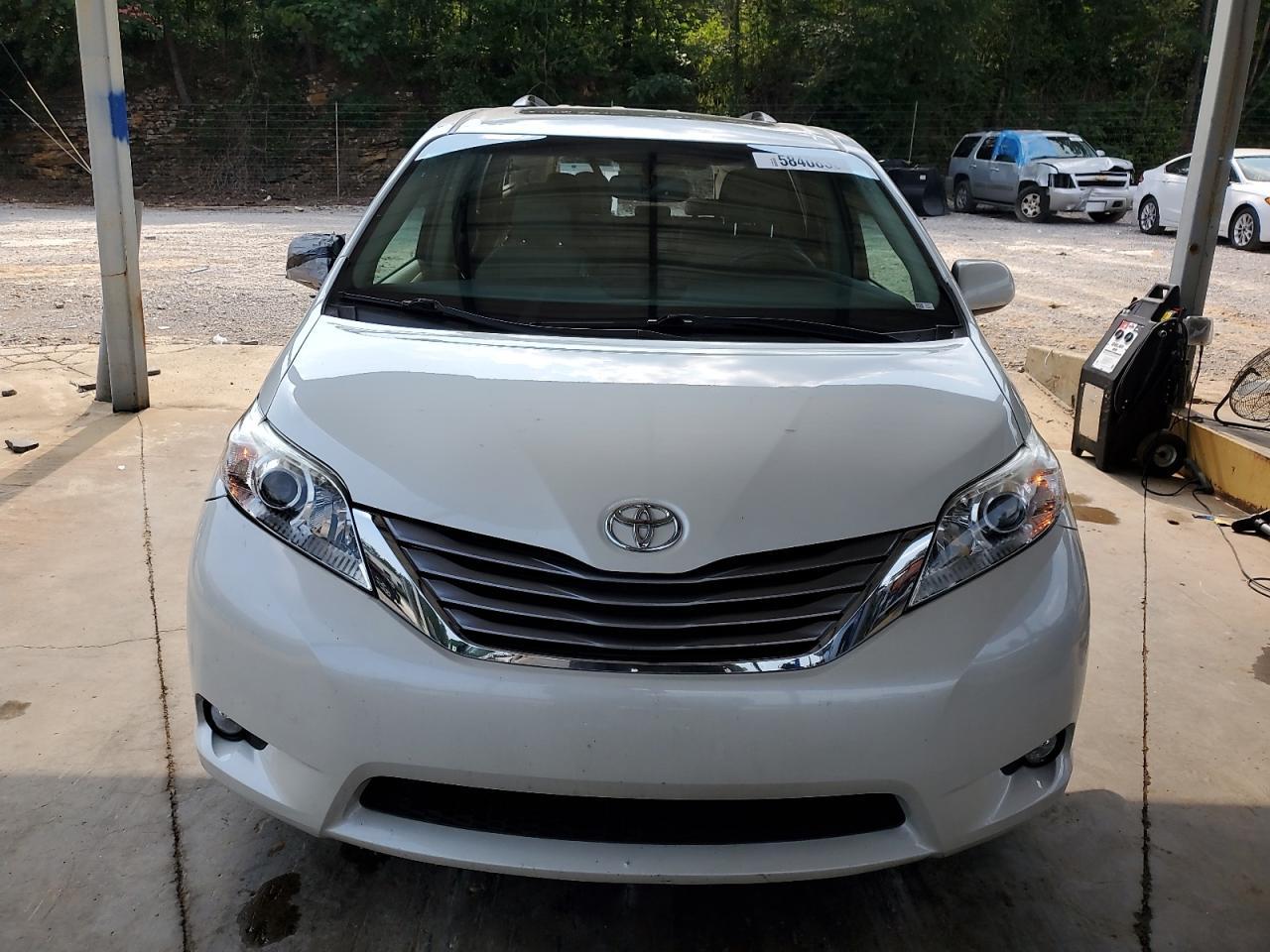 2017 Toyota Sienna Xle - Image 5