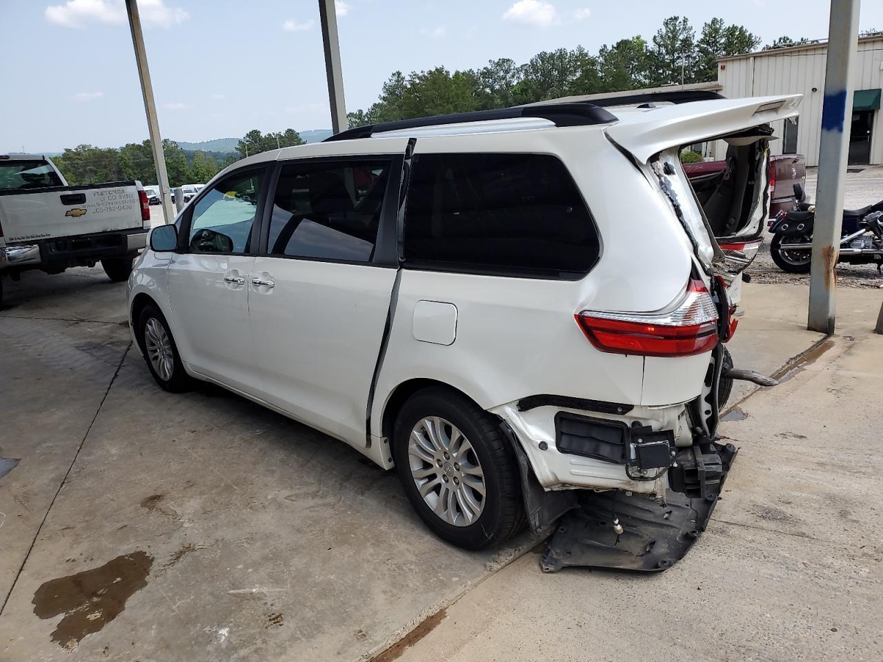 2017 Toyota Sienna Xle - Image 2