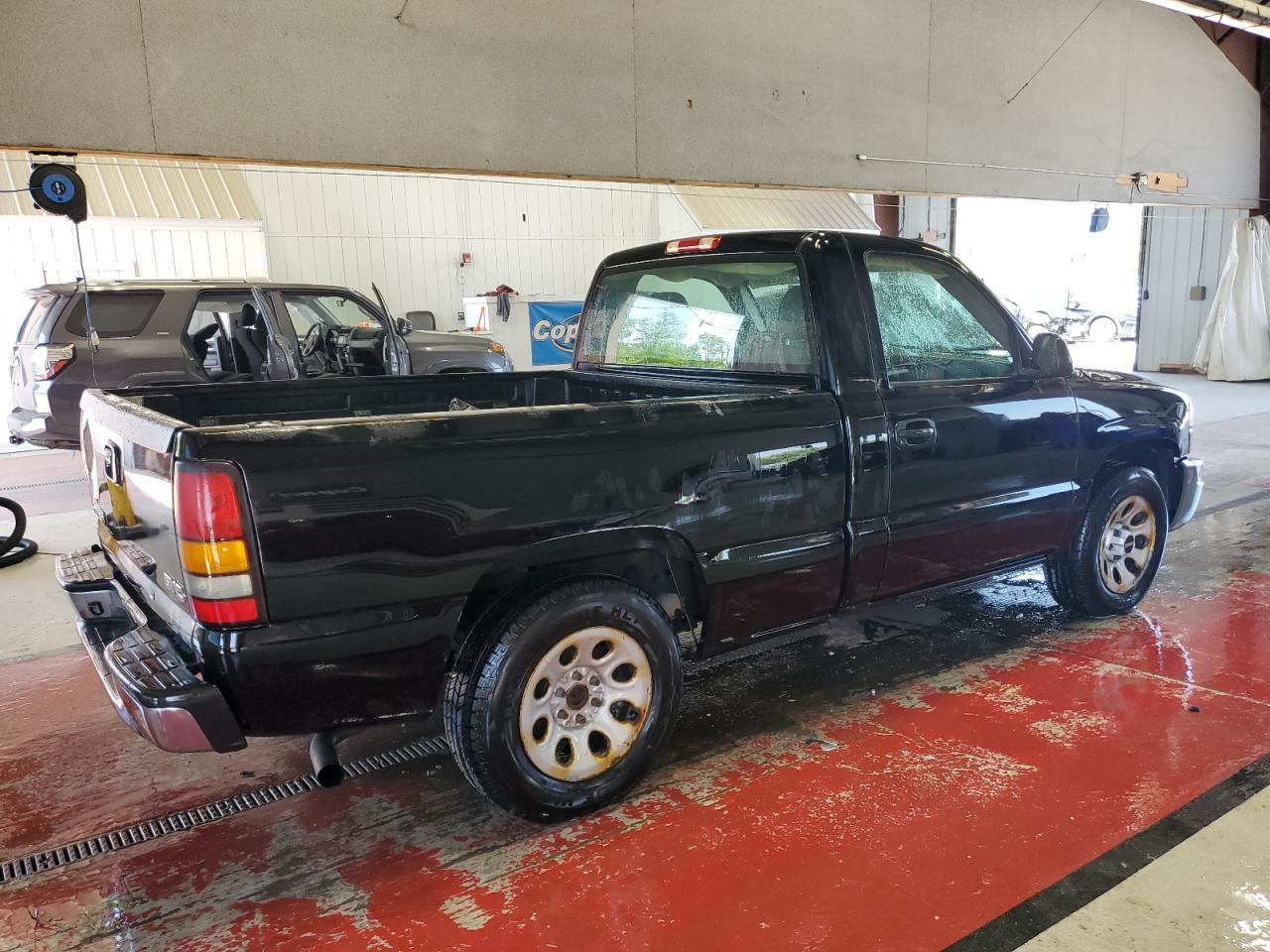 2005 GMC New Sierra C1500 - Image 3