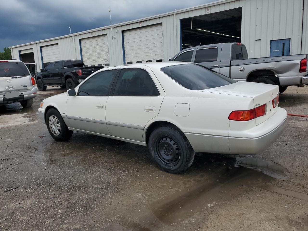 2001 Toyota Camry Le - Фото 2