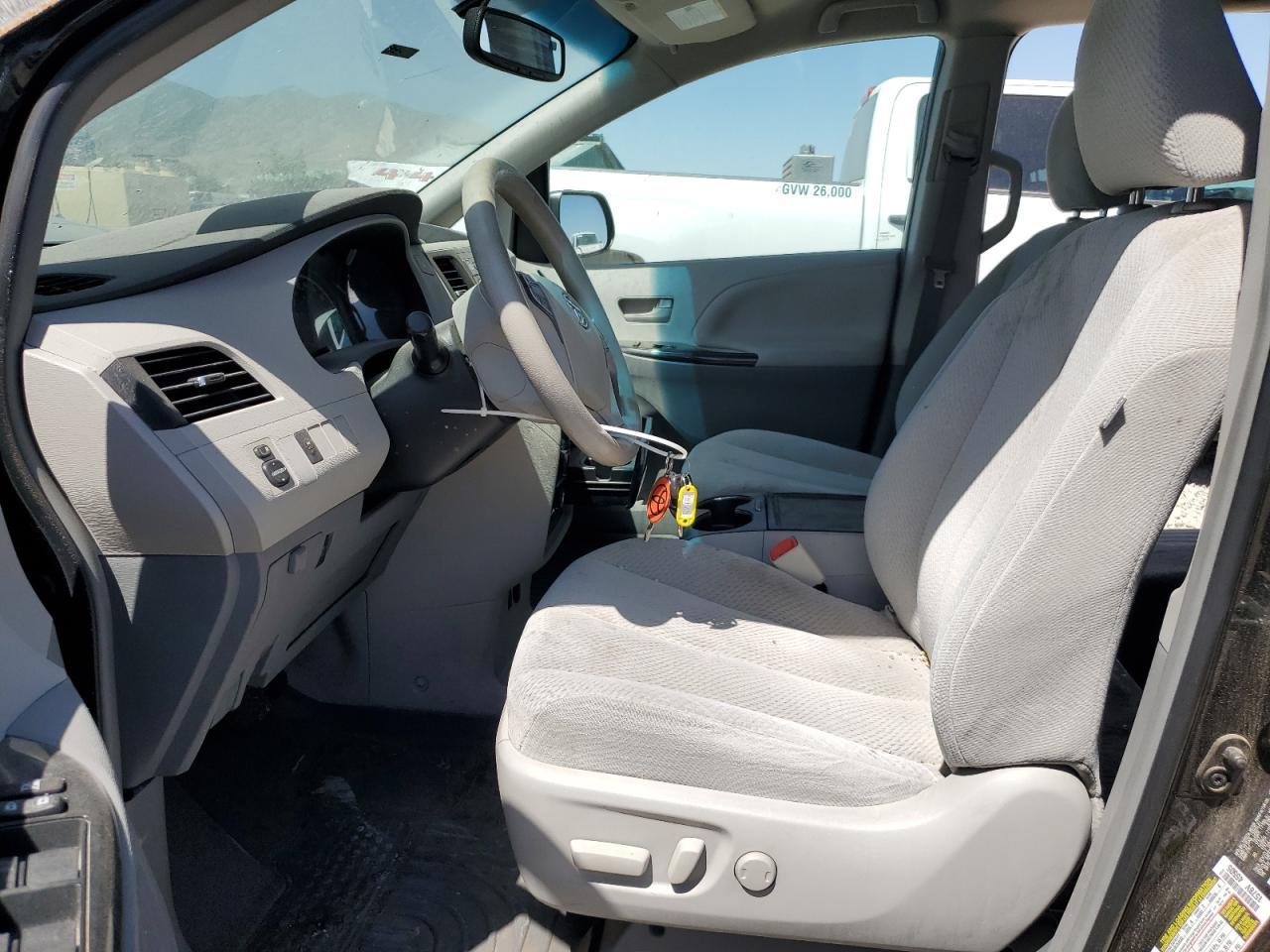 2013 Toyota Sienna Le - Image 7